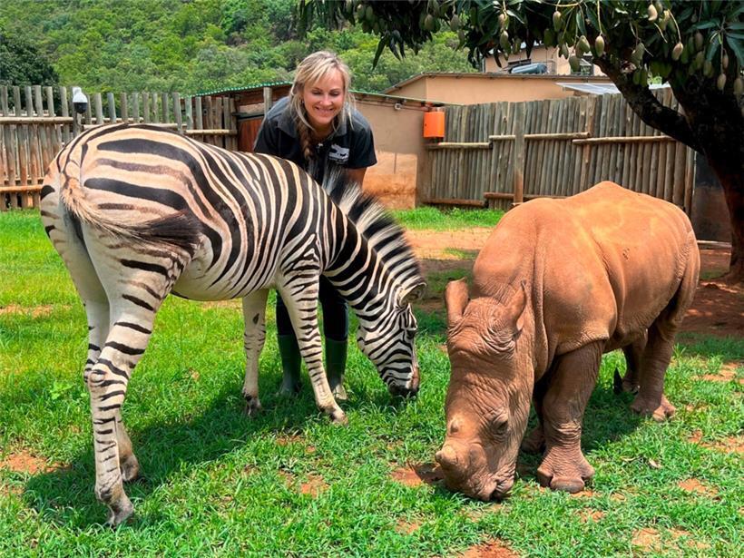 Nashorn-Baby Daisy und Zebra-Baby Modjadji mit der Gründerin von „Care for Wild“...