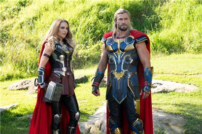 Natalie Portman (l.) als Mighty Thor und Chris Hemsworth als Thor in einer Szene des Films „Thor: Love and Thunder“
