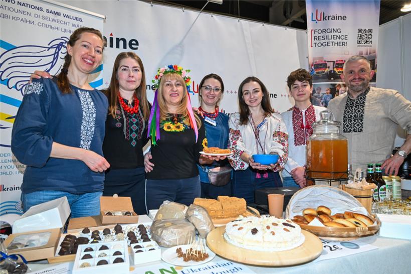 Nataliya Tkachenko (5.v.l.) und andere Menschen aus der Ukraine lockten mit süße...