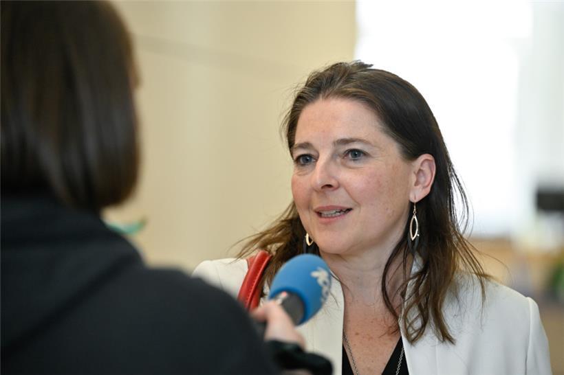 Nathalie Frisch von der Caritas stellt sich im Anschluss an die Sitzung den Fragen der Journalisten
