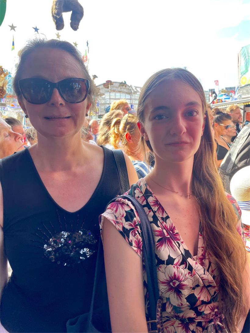 Nathalie Lazzari mit Tochter Lia auf der Schobermesse