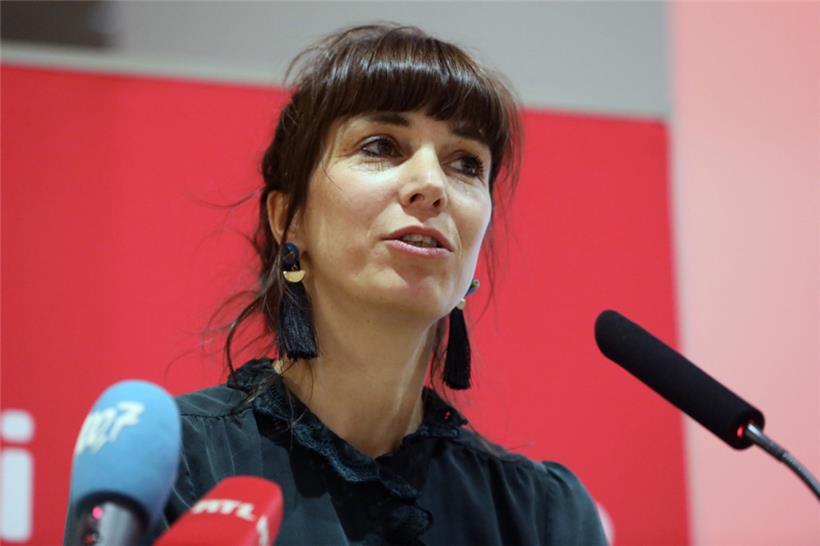 Nathalie Oberweis bei einer Pressekonferenz
