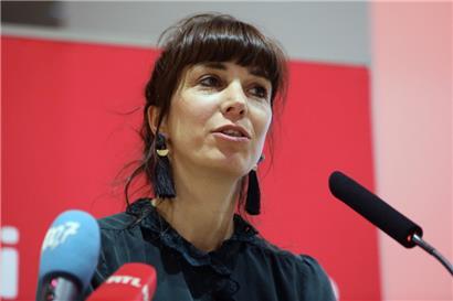 Nathalie Oberweis bei einer Pressekonferenz
