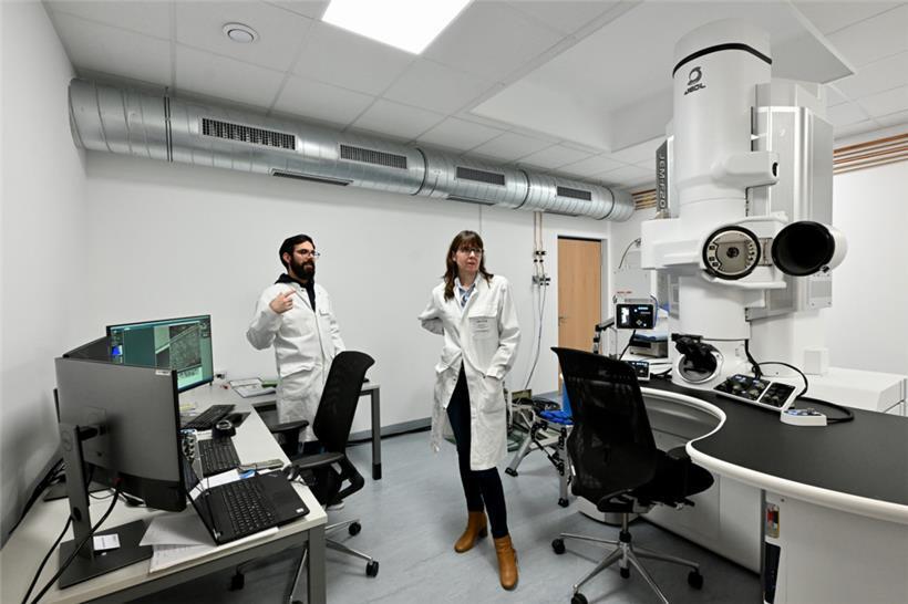 Nathalie Valle (r.) und Adrian-Marie Philippe vor dem Transmissions-Elektronenmikroskop am LIST
