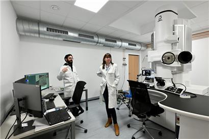 Nathalie Valle (r.) und Adrian-Marie Philippe vor dem Transmissions-Elektronenmikroskop am LIST
