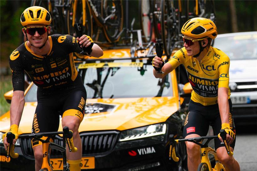 Nathan Van Hooydonck feierte mit Jonas Vingegaard (rechts) am Sonntag dessen Tour-Sieg
