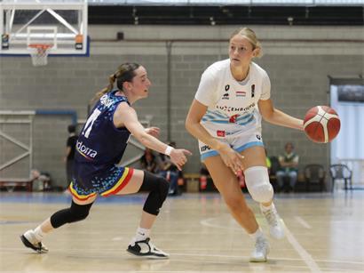 Nationalspielerin Jo Oly in weißem Trikot beim Wechsel in die Bundesliga auf dem Spielfeld