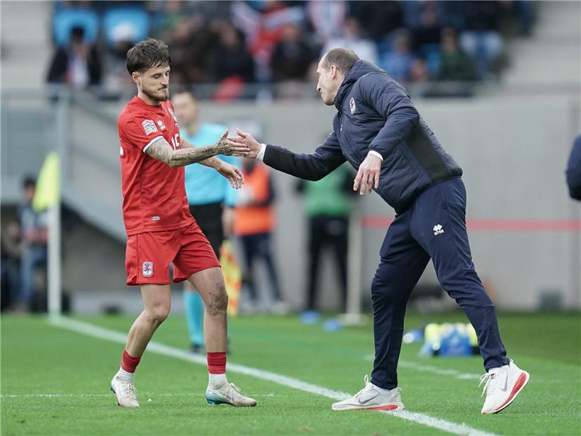Nationaltrainer Jeff Strasser gibt Vincent Thill auf dem Fußballfeld neues Selbstvertrauen während des Trainings.