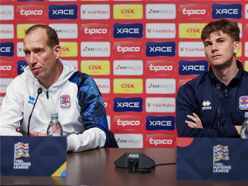 Nationaltrainer Jeff Strasser und Spieler Florian Bohnert bei Pressekonferenz vor Fußballspiel in sportlicher Atmosphäre