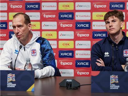 Nationaltrainer Jeff Strasser und Spieler Florian Bohnert bei Pressekonferenz vor Fußballspiel in sportlicher Atmosphäre