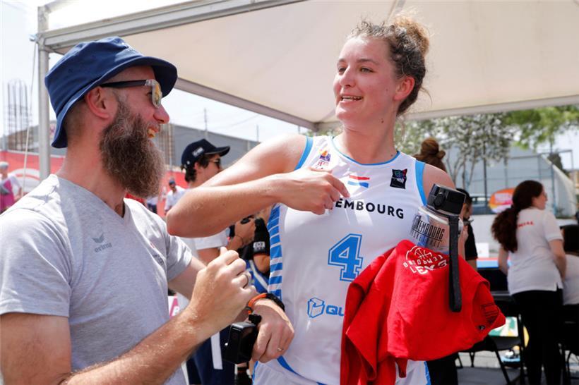 Nationaltrainer Vincent Gevrey (l.) freut sich mit Lisa Jablonowski