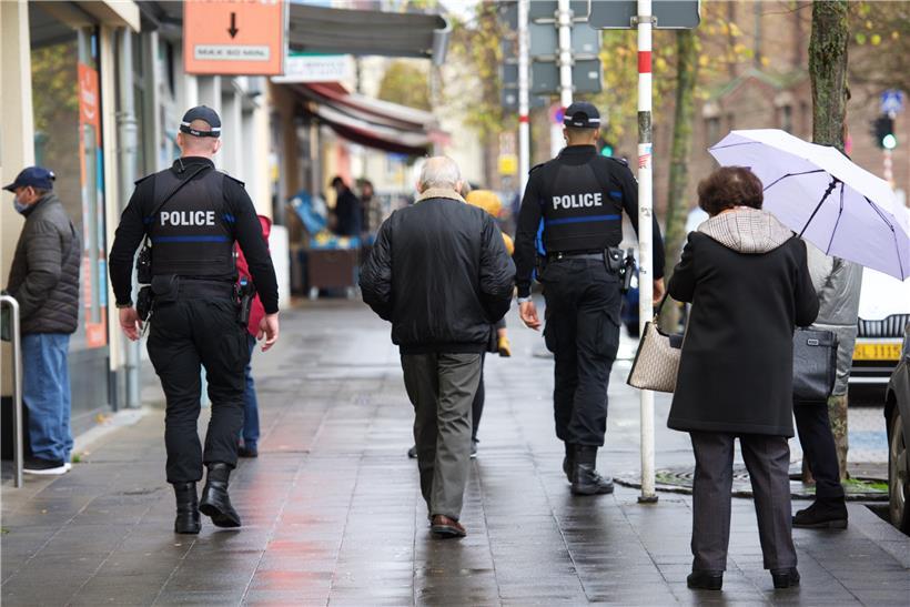 Natürlich bevorzuge man den Einsatz von Polizisten, betont die Stadtverwaltung. Wegen des Mangels an Beamten sei man aber gezwungen gewesen, eine Übergangslösung zu finden
