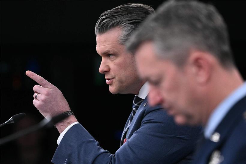 Verteidigungsminister Pete Hegseth zitiert Geldbedarf für Kampf gegen Bösewichte in politischer Debatte