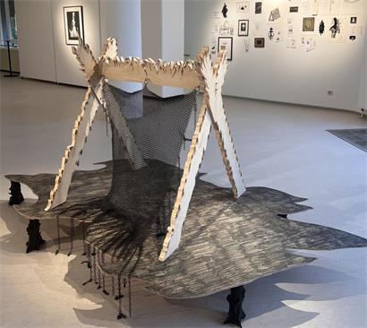 Natürliche Materialien und Unterschlüpfe: beides zieht sich wie ein roter Faden durch Alexandra Uppmans Ausstellung „Anvil Dust“