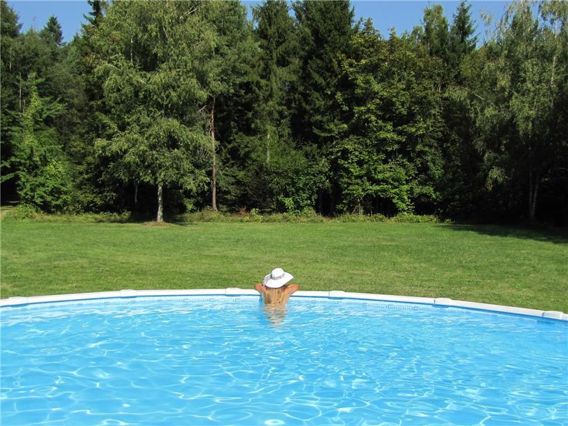 Person probiert unverbindlich Naturismus im Freien aus, entspannt in natürlicher Umgebung beim FKK-Erlebnis