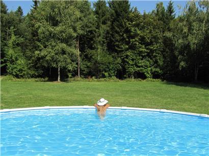 Person probiert unverbindlich Naturismus im Freien aus, entspannt in natürlicher Umgebung beim FKK-Erlebnis