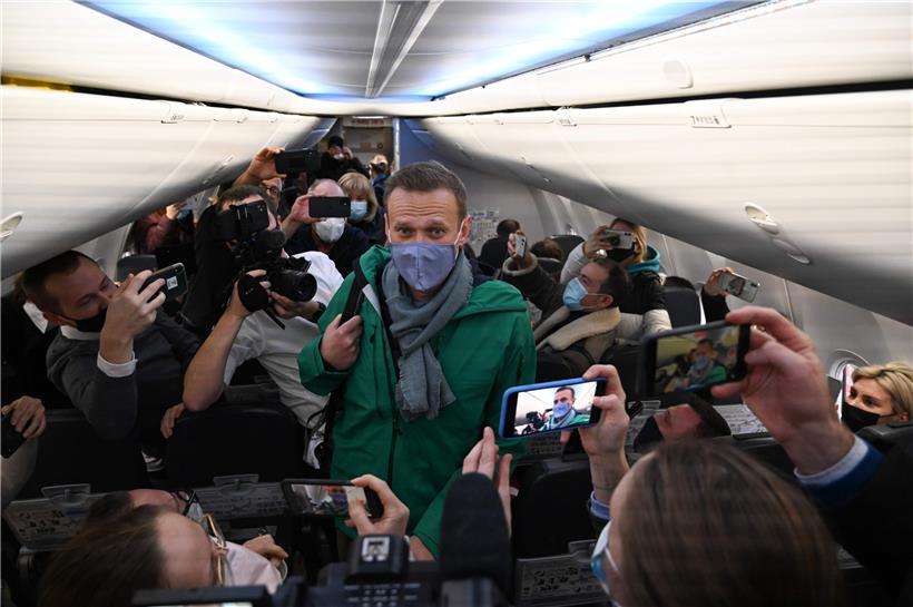 Nawalny vor dem Abflug: Vielen Journalisten war es gelungen, trotz der Corona-Reisebeschränkungen ein Ticket für den Flug DP936 zu buchen
