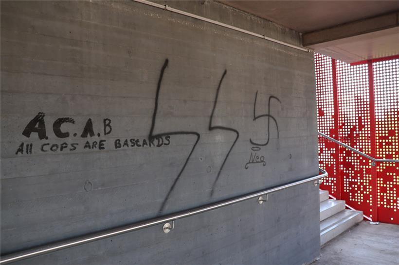 Nazi-Symbol im Treppenhaus vom Aufzug am „Vëlodukt“
