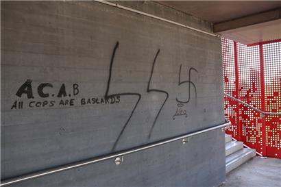 Nazi-Symbol im Treppenhaus vom Aufzug am „Vëlodukt“
