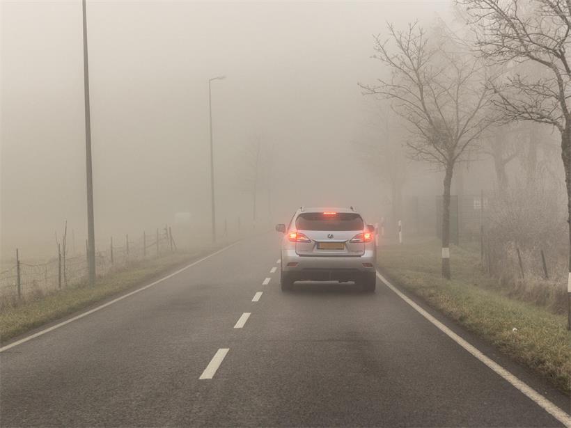Nebel schränkt die Sicht auf den Straßen ein: Die Polizei kontrolliert während der Kampagne „Wanterzäit 2026“ bis Ende Dezember die Beleuchtung und den technischen Zustand von Fahrzeugen in Luxemburg