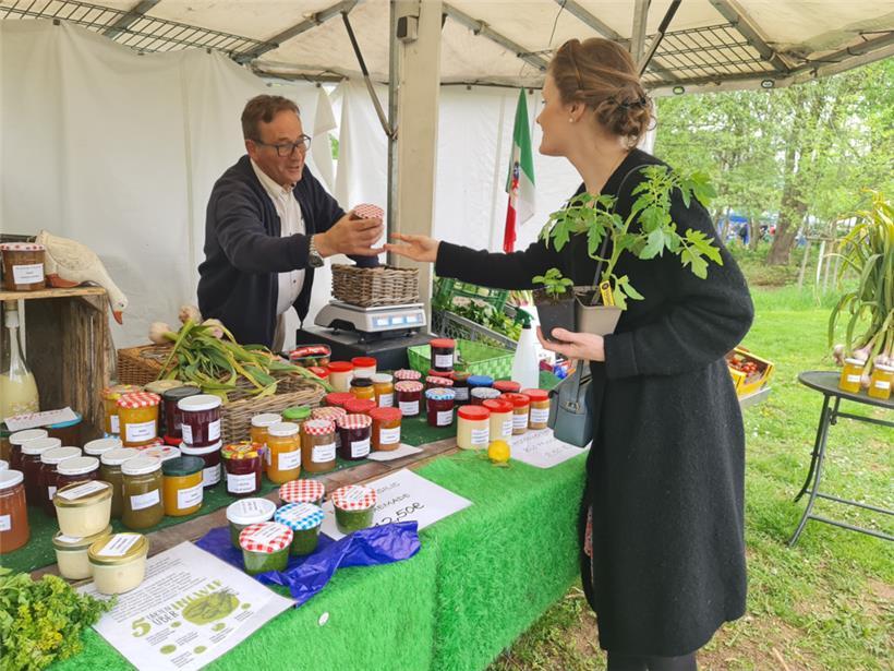 Neben Blumen wurden auch lokale Produkte wie Marmelade und Honig angeboten