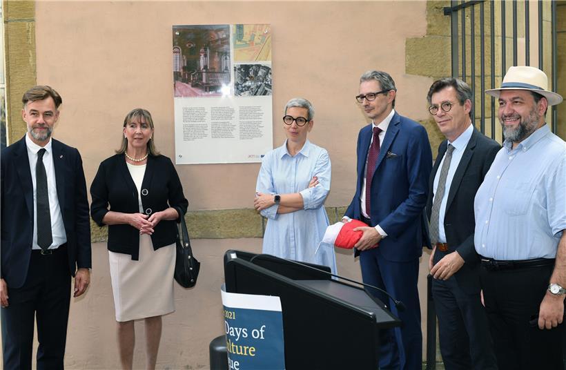 Neben Bürgermeisterin Lydie Polfer und den Ministern Franz Fayot und Sam Tanson nahmen François Moyse (Präsident AEPJ), der israelische Botschafter Emmanuel Nahshon und der Großrabbiner von Luxemburg, Alain Nacache, (v.l.n.r.) an der Einweihung der Gedenktafel für die erste Synagoge Luxemburgs teil
