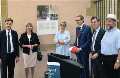 Neben Bürgermeisterin Lydie Polfer und den Ministern Franz Fayot und Sam Tanson nahmen François Moyse (Präsident AEPJ), der israelische Botschafter Emmanuel Nahshon und der Großrabbiner von Luxemburg, Alain Nacache, (v.l.n.r.) an der Einweihung der Gedenktafel für die erste Synagoge Luxemburgs teil
