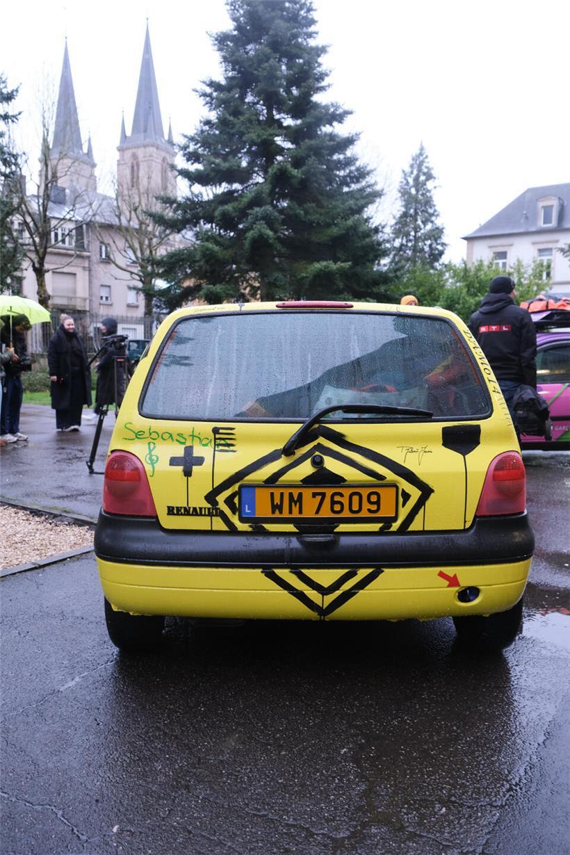 Teams laden Ersatzteile, Schlafsäcke, Lebensmittel und Schulmaterial für Hilfsprojekte in Marokko auf Transportfahrzeuge.