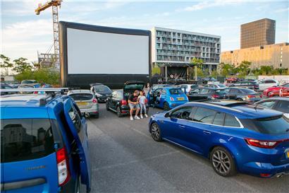 Neben Filmen auf der Leinwand heizten noch lokale Bands den Besuchern ein
