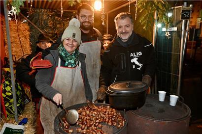 Neben Glühwein gab es auf dem traditionellen Düdelinger Weihnachts- und Mittelaltermarkt auch klassische Speisen wie heiße Maronen
