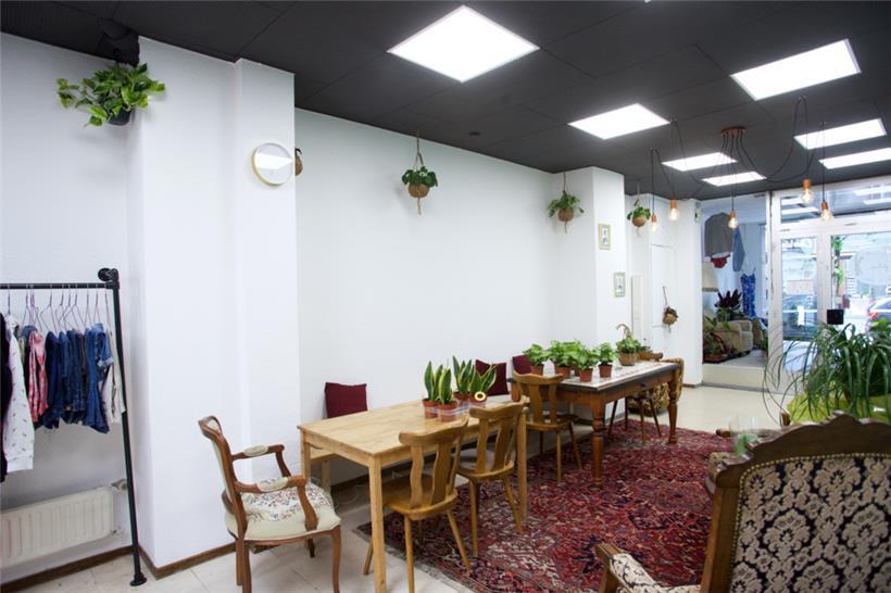 Neben Kleidung aus zweiter Hand konnte man in dem Laden auch Blumen und Pflanzen...