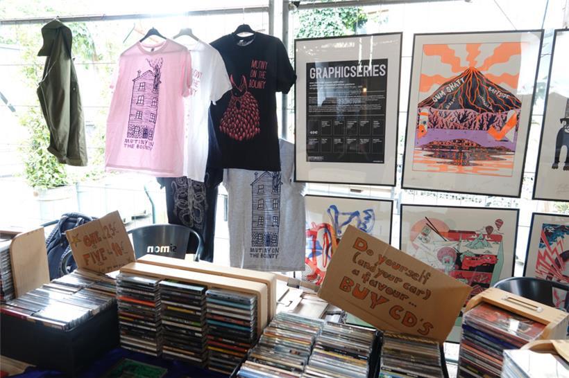 Neben Schallplatten gab es unter anderem auch CDs und T-Shirts im Angebot