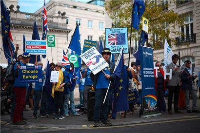 Neben dem Lancaster House, dem Austragungsort des Gipfeltreffens, forderten britische Anti-Brexit-Demonstranten eine Rückkehr des Vereinigten Königreiches in die EU
