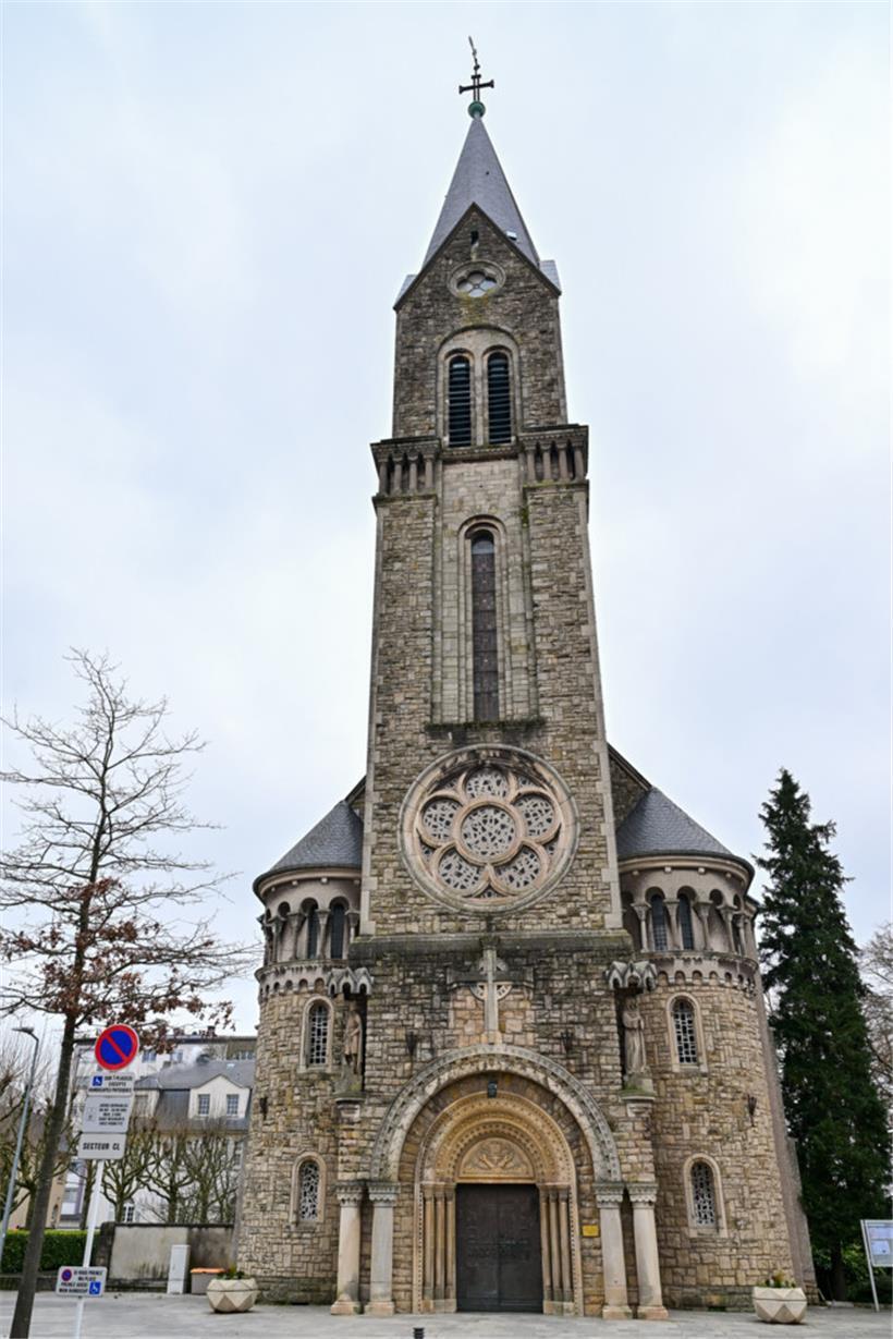 Neben dem Standort in Belval darf die Bruderschaft bis zum Sommer Messen in der St.-Henri-Kirche in Esch Messen feiern 

