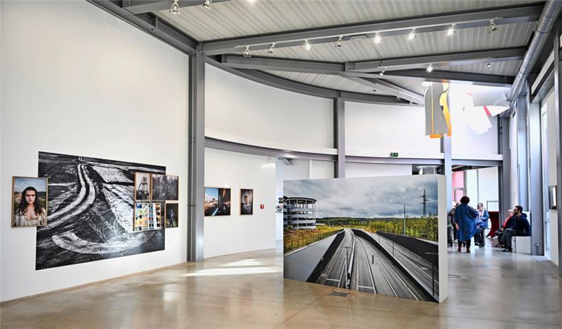 Neben den Werken von Aurélie Darbouret, Patrick Galbats und Nicolas Leblanc rückt auch das Schaffen zahlreicher Schüler(innen) des „Lycée professionnel Maryse Bastié“ (drei Klassen) von Hayange, des „Collège Evariste Galois“ (eine Klasse) von Algrange und des „Lycée de garçons Esch“ (Fotoklasse) in den Vordergrund
