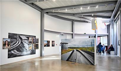 Neben den Werken von Aurélie Darbouret, Patrick Galbats und Nicolas Leblanc rückt auch das Schaffen zahlreicher Schüler(innen) des „Lycée professionnel Maryse Bastié“ (drei Klassen) von Hayange, des „Collège Evariste Galois“ (eine Klasse) von Algrange und des „Lycée de garçons Esch“ (Fotoklasse) in den Vordergrund
