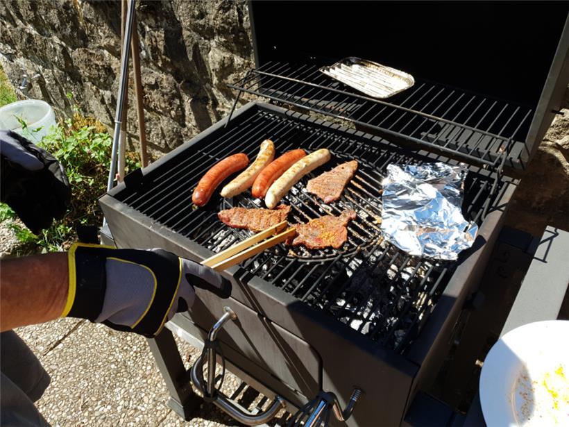 Neben den klassischen Bratwürsten sind Rumpsteak und Quesadilla binnen Minuten genießbar
