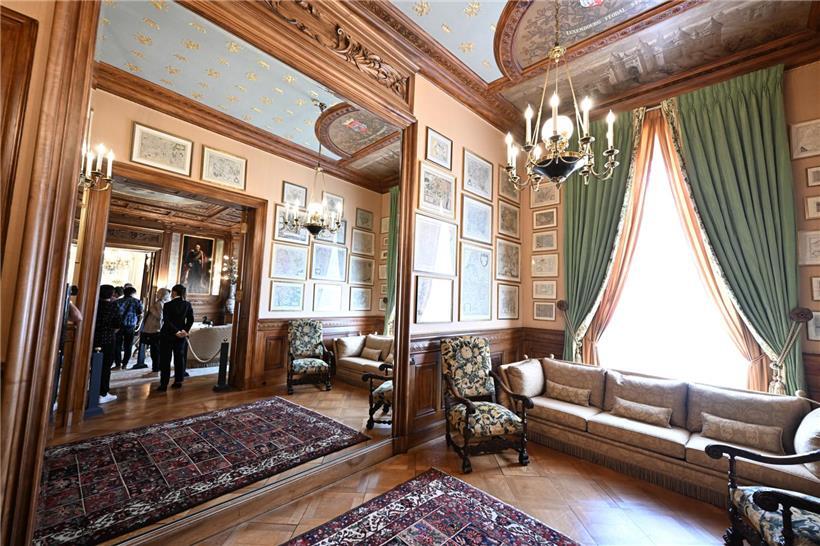 Neben der Ahnenhalle befindet sich ein Saal. Hier hängen unzählige Landkarten vo...