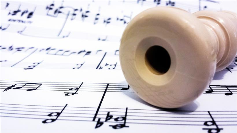 Neben der „barocken“ Griffweise gibt es noch die einfach zu erlernende „deutsche“ Griffweise
