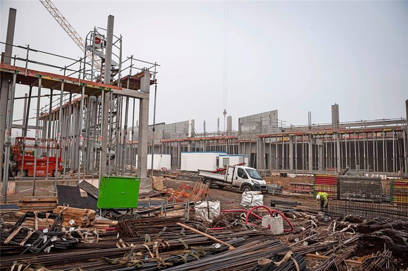 Neben der überdachten Parkfläche entstehen zwei Lagerhallen