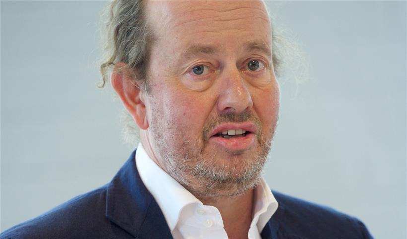 Nein, die eilig einberufene Pressekonferenz wurde nicht etwa einberufen, um sich zu entschuldigen. Der Präsident des Verwaltungsrates der HRS-Gruppe holte im Gegenteil weit aus und war bemüht, teils mit klaren, teils mit konfusen Aussagen, den Sachverhalt zu erklären. Kritik richtete er an jene, die es gewagt hatten, ihm eine Lektion in Sachen Moral und Anstand…
