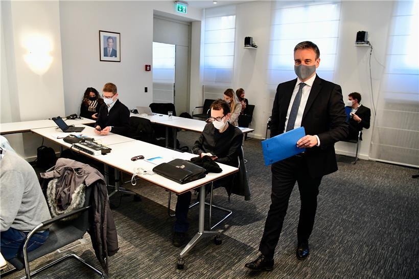 Nein, dies ist keine Schule, sondern eine Pressekonferenz. So ähnlich werden die Schüler aber ab dem 22. Februar auch wieder in den Schulen Luxemburgs sitzen: mit viel Abstand und (auch die Kleineren) ganztags mit Maske.
