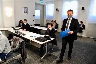 Nein, dies ist keine Schule, sondern eine Pressekonferenz. So ähnlich werden die Schüler aber ab dem 22. Februar auch wieder in den Schulen Luxemburgs sitzen: mit viel Abstand und (auch die Kleineren) ganztags mit Maske.

