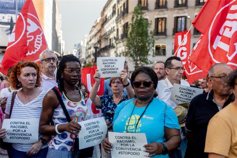 „Nein zu Rassismus – Ja zum Zusammenleben – #Stopodio (#StopHass)“, steht auf den kleinen Plakaten, die Menschen während einer Kundgebung in Madrid gegen Rassismus nach den Ereignissen im Torre Pacheco hochhalten
