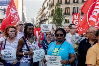 „Nein zu Rassismus – Ja zum Zusammenleben – #Stopodio (#StopHass)“, steht auf den kleinen Plakaten, die Menschen während einer Kundgebung in Madrid gegen Rassismus nach den Ereignissen im Torre Pacheco hochhalten
