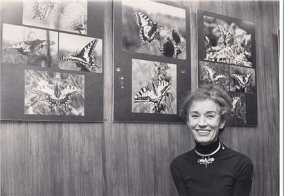 Nelly Moia posiert vor ihren Fotos
