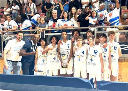 Nelson Delgado (2.v.l.) und sein U16-Team kamen in den letzten zwei Wochen nicht mehr aus dem Feiern heraus
