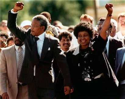 Nelson Mandela und seine damalige Frau Winnie im Februar 1990 nach seiner Freilassung

