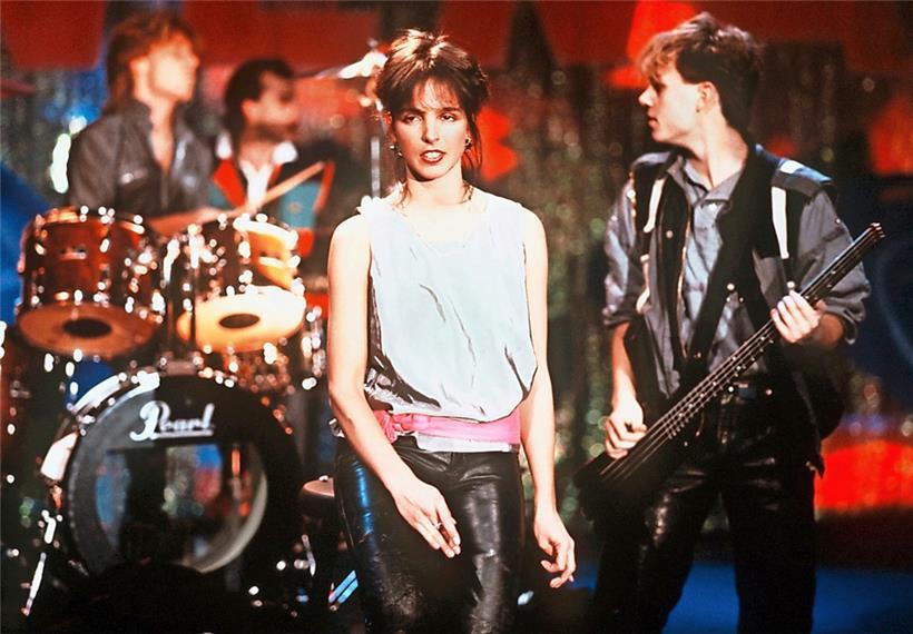 Nena mit ihrer Band bei einem Auftritt in der ZDF-Superhitparade im Jahr 1984
