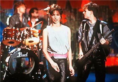 Nena mit ihrer Band bei einem Auftritt in der ZDF-Superhitparade im Jahr 1984
